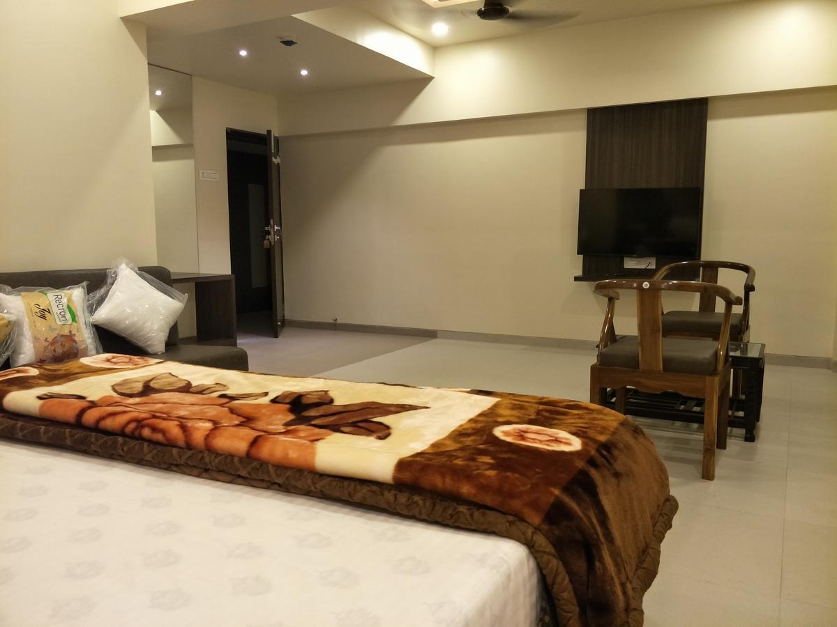 ホテル K D Residency Kalyān エクステリア 写真